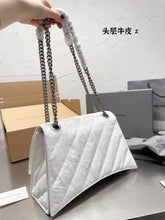 Load image into Gallery viewer, BCG040 Women's Crush Medium Chain Bag Quilted / L12,2 x H7,8 x W2,7 inch