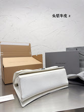 Load image into Gallery viewer, BCG040 Women's Crush Medium Chain Bag Quilted / L12,2 x H7,8 x W2,7 inch