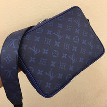 Load image into Gallery viewer, MBG031 Outdoor Messenger / HIGHEST QUALITY VERSION / 10.2 x 7.9 x 4.1 inches