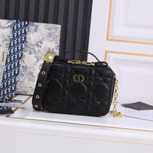 Load image into Gallery viewer, DR244 Caro Box Bag with Chain / 7 x 5 x 2 inches