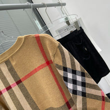 Load image into Gallery viewer, CLTH242 Wool Knitted Sweater / SizeS/M/L