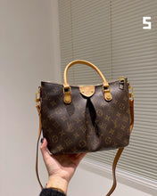 Load image into Gallery viewer, LB732 Boétie PM / 9.8 x 9.1 x 5.5 inches