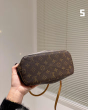 Load image into Gallery viewer, LB732 Boétie PM / 9.8 x 9.1 x 5.5 inches