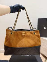 Load image into Gallery viewer, CC1687 CHANEL Two-Tone Hobo Bag / 33 x 25 cm
