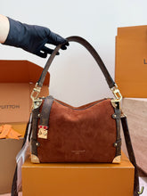Load image into Gallery viewer, LB1551 Louis Vuitton Trunk Soft Box / 23 x 16 cm
