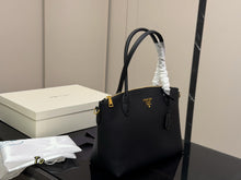 Load image into Gallery viewer, PD397 PRADA Bonnie Medium  / 33 x 23 cm
