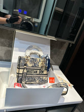 Load image into Gallery viewer, DR561 Medium Lady D-Lite Bag / 9.5 x 8 x 4.5 inches
