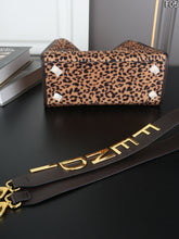 Load image into Gallery viewer, FF322 Peekaboo FENDI ROMA/29x25CM
