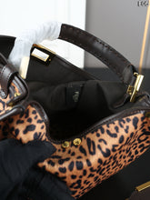 Load image into Gallery viewer, FF322 Peekaboo FENDI ROMA/29x25CM
