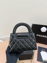 Load image into Gallery viewer, CC1210 CHANEL 23K Kelly / 20 X 14 CM
