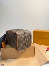 Load image into Gallery viewer, LB1366 LV Toiletry Bag / 21X24CM
