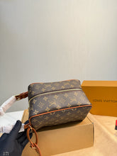 Load image into Gallery viewer, LB1366 LV Toiletry Bag / 21X24CM
