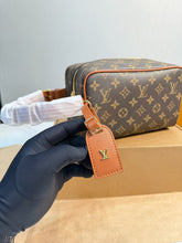 Load image into Gallery viewer, LB1366 LV Toiletry Bag / 21X24CM
