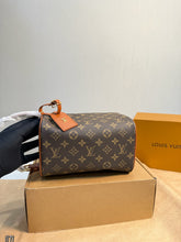 Load image into Gallery viewer, LB1366 LV Toiletry Bag / 21X24CM
