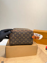 Load image into Gallery viewer, LB1366 LV Toiletry Bag / 21X24CM
