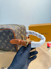 Load image into Gallery viewer, LB1366 LV Toiletry Bag / 21X24CM
