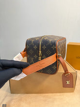 Load image into Gallery viewer, LB1366 LV Toiletry Bag / 21X24CM
