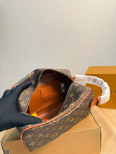 Load image into Gallery viewer, LB1366 LV Toiletry Bag / 21X24CM
