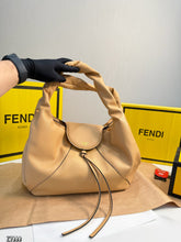 Load image into Gallery viewer, FF323 Fendi Spy Bag Handbag/
