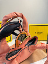 Load image into Gallery viewer, FF323 Fendi Spy Bag Handbag/
