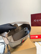 Load image into Gallery viewer, GC762 Gucci  New Ampivato  Ophidia /23X18CM
