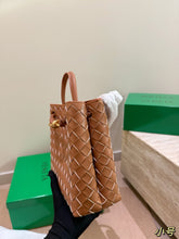 Load image into Gallery viewer, BV084 Bottega Veneta Andiamo /S: 24X20CM /L: 31X25CM
