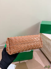 Load image into Gallery viewer, BV084 Bottega Veneta Andiamo /S: 24X20CM /L: 31X25CM
