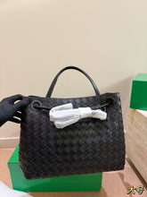 Load image into Gallery viewer, BV085 Bottega Veneta Andiamo /S: 24X20CM /L: 31X25CM
