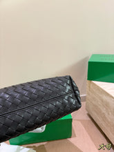 Load image into Gallery viewer, BV085 Bottega Veneta Andiamo /S: 24X20CM /L: 31X25CM
