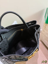 Load image into Gallery viewer, BV085 Bottega Veneta Andiamo /S: 24X20CM /L: 31X25CM
