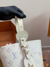 Load image into Gallery viewer, LB1379 LV New Pink Series / 18X16CM
