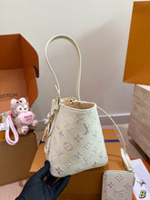 Load image into Gallery viewer, LB1379 LV New Pink Series / 18X16CM
