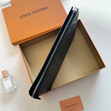Load image into Gallery viewer, LB1385 LV Monogram Men's Classic Essential Set / 26x20x5 CM
