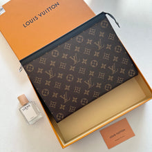 Load image into Gallery viewer, LB1386 LV Monogram Men's Classic Essential Set / 26x20x5 CM
