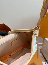 Load image into Gallery viewer, LB1394 LV Carryall East-West Tote / 34 × 20 cm
