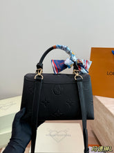 Load image into Gallery viewer, LB1399 Louis Vuitton Madeleine BB / 25 x 16 cm
