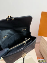 Load image into Gallery viewer, LB1399 Louis Vuitton Madeleine BB / 25 x 16 cm
