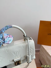 Load image into Gallery viewer, LB1400 Louis Vuitton Madeleine BB / 25 x 16 cm
