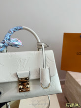 Load image into Gallery viewer, LB1400 Louis Vuitton Madeleine BB / 25 x 16 cm
