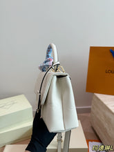 Load image into Gallery viewer, LB1400 Louis Vuitton Madeleine BB / 25 x 16 cm
