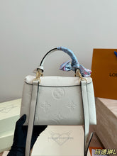 Load image into Gallery viewer, LB1400 Louis Vuitton Madeleine BB / 25 x 16 cm

