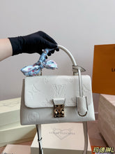 Load image into Gallery viewer, LB1400 Louis Vuitton Madeleine BB / 25 x 16 cm
