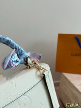Load image into Gallery viewer, LB1400 Louis Vuitton Madeleine BB / 25 x 16 cm
