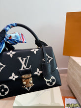 Load image into Gallery viewer, LB1401 Louis Vuitton Madeleine BB / 25 x 16 cm
