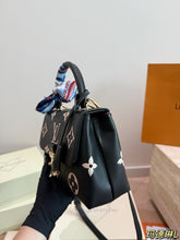 Load image into Gallery viewer, LB1401 Louis Vuitton Madeleine BB / 25 x 16 cm
