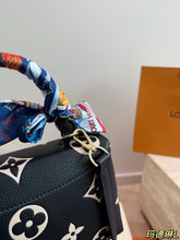 Load image into Gallery viewer, LB1401 Louis Vuitton Madeleine BB / 25 x 16 cm
