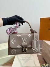 Load image into Gallery viewer, LB1402 Louis Vuitton Madeleine BB / 25 x 16 cm
