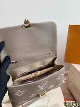 Load image into Gallery viewer, LB1402 Louis Vuitton Madeleine BB / 25 x 16 cm
