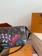 Load image into Gallery viewer, LB1043 Louis Vuitton Pochette Accessoires Mila / 23 x 13 cm
