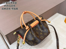 Load image into Gallery viewer, LB1409 Louis Vuitton Petite Boîte Chapeau / 16 x 13 cm
